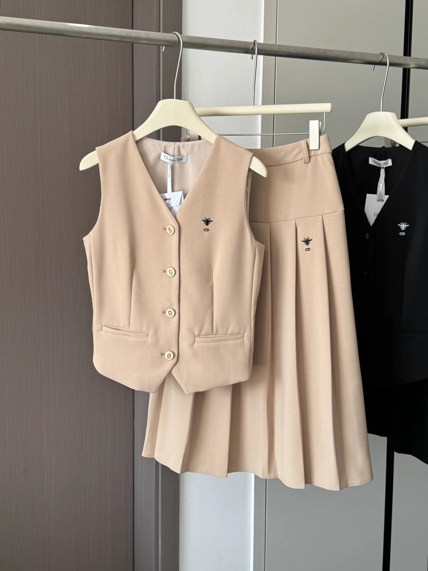 Dior 2403 - Новый костюмный комплект: жилет и плиссированная юбка