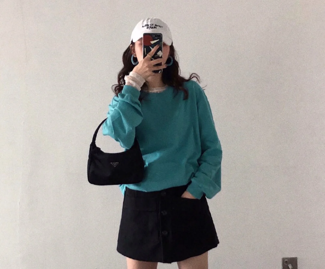 Нейлоновая сумка-хобо Prada, которую носят под мышкой (фотографии в использовании).