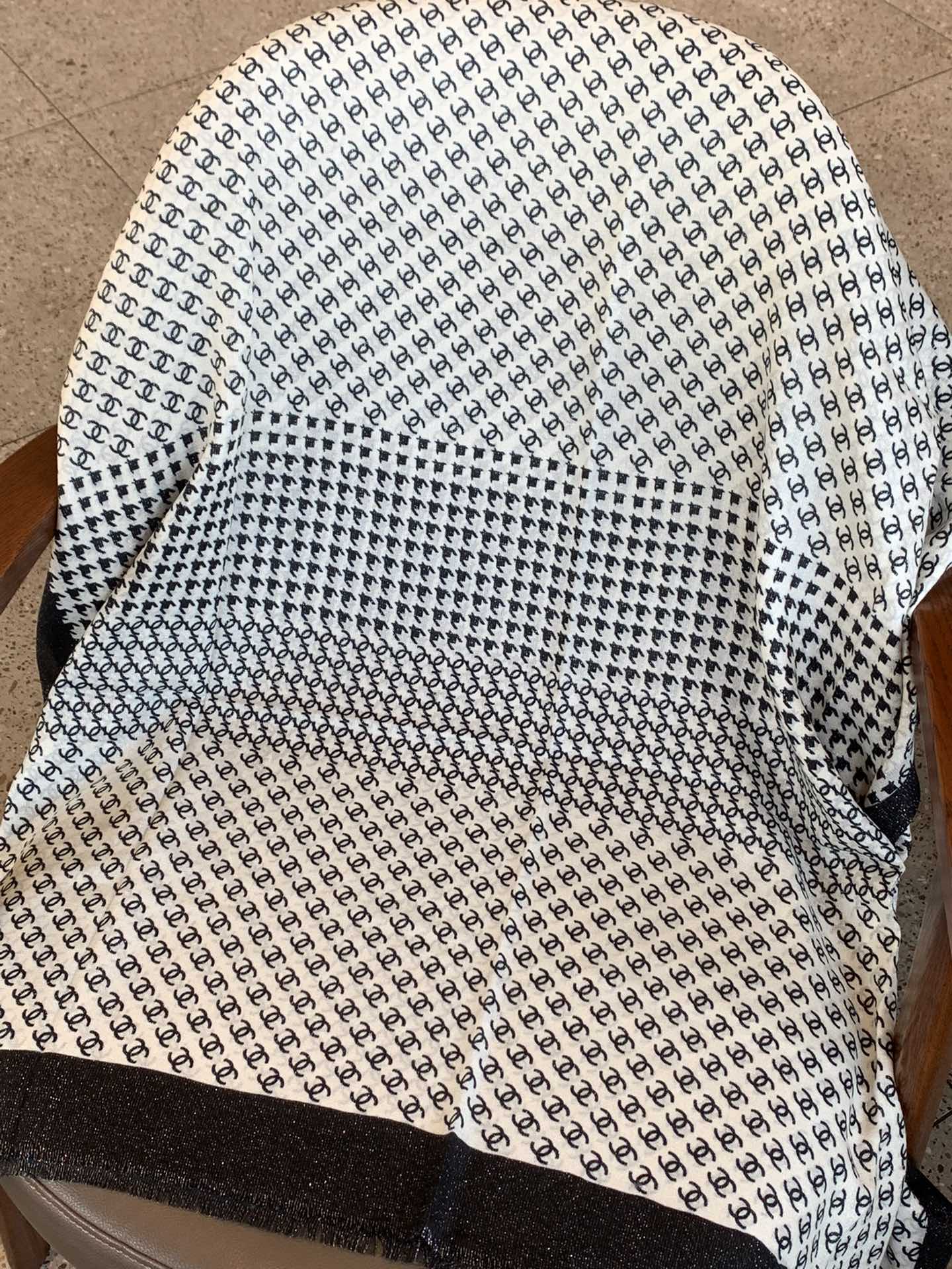 Шарф Chanel с узором ?гусиная лапка? и двойной буквой ?С? — 110-200 см — высококачественный чистый кашемир