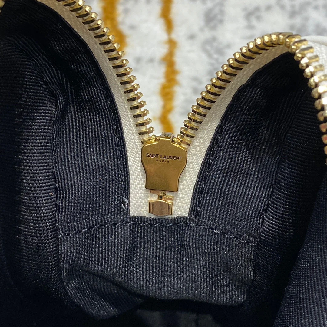 Фотосумка YSL Lou Bag — белая с золотой фурнитурой.