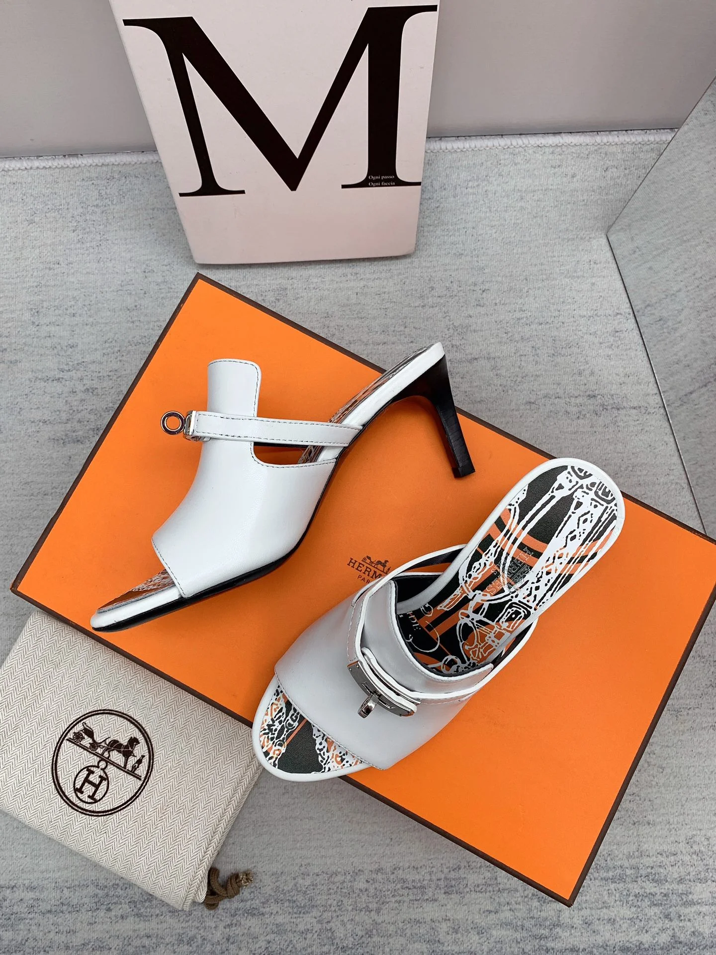 Новинка сезона осень/зима 2022 от Hermes - сандалии на высоком каблуке с открытым носком - 1