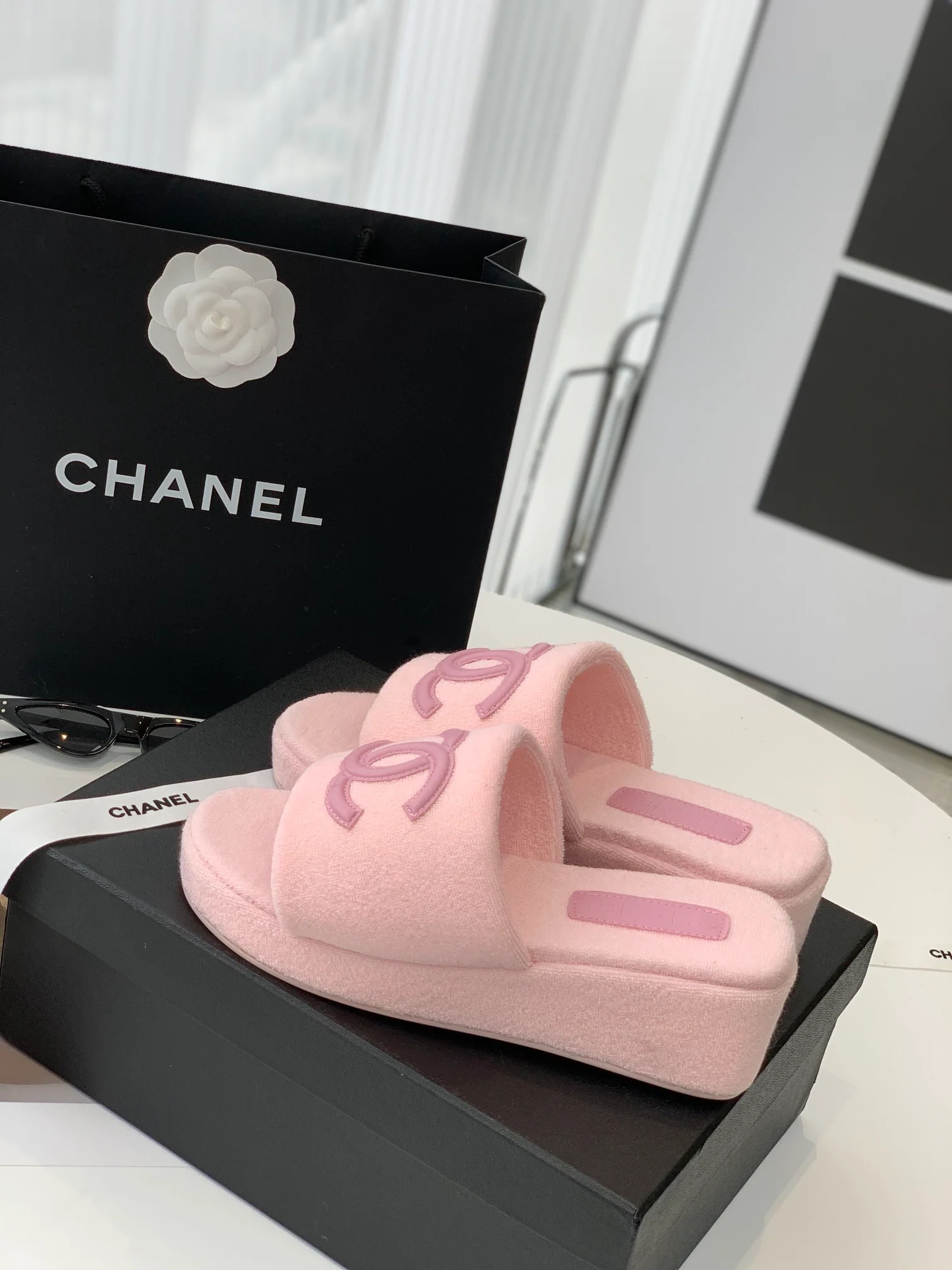 Новые модели домашних тапочек Chanel из махровой ткани, коллекция осень/зима, размеры 35-42.