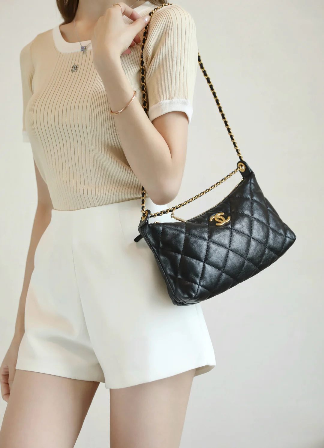 Chanel - ??? - Сумка-мешок на цепочке с монетами - Черная с золотой пряжкой