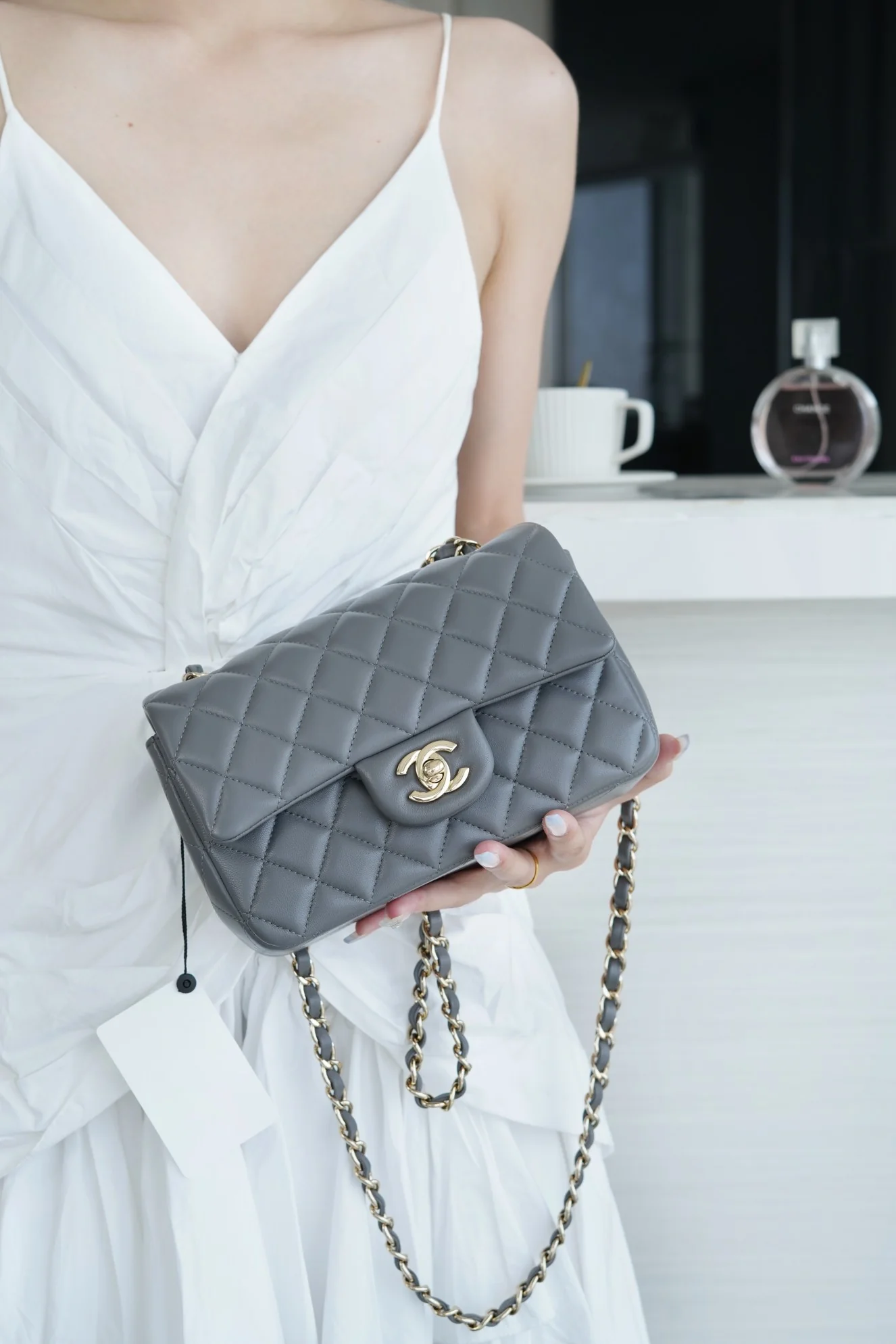 Мини-сумка Chanel CF 20 см, темно-серая, из овечьей кожи, со светло-золотистой пряжкой CF20