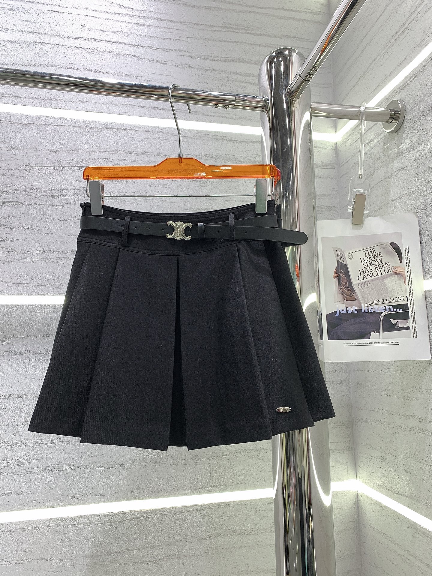 Celine 2403 - Новая кожаная плиссированная мини-юбка с металлическим логотипом и пряжкой