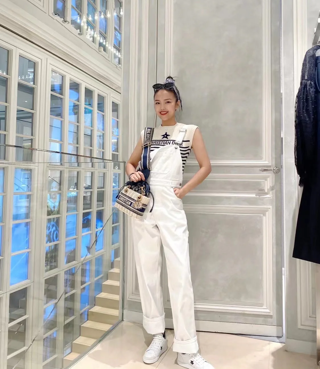 Dior - Ручная работа - Сумка из бамбукового плетения - Мини - Темно-синяя - На фото в одежде