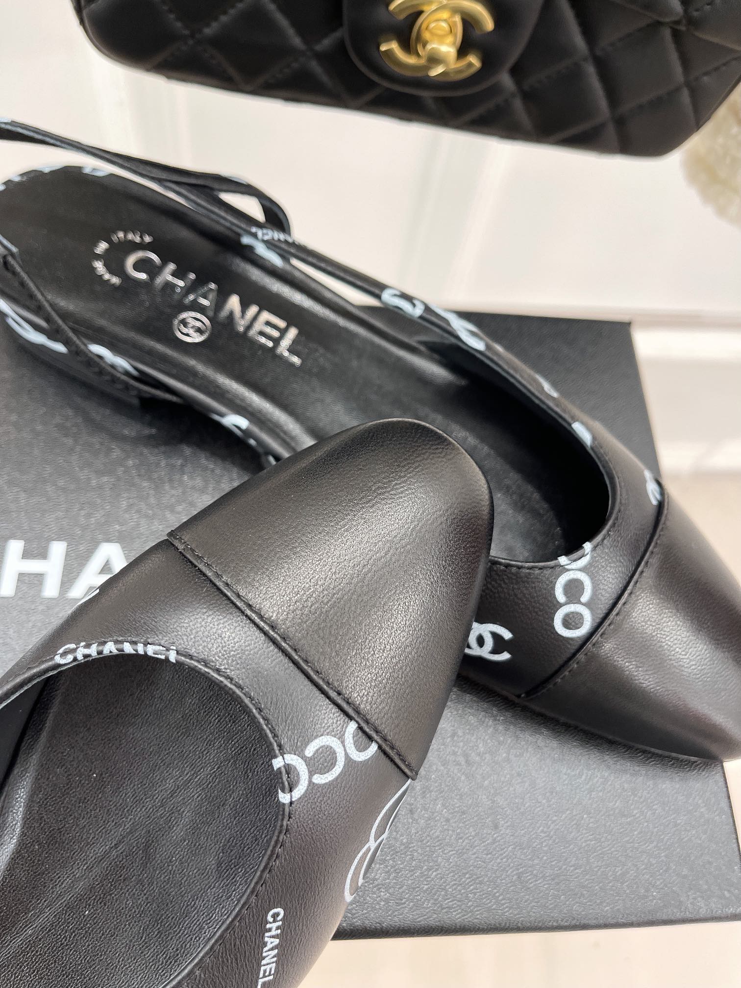 Новинка весны 2023 года от Chanel - Сандалии с принтом и открытой пяткой - Черные