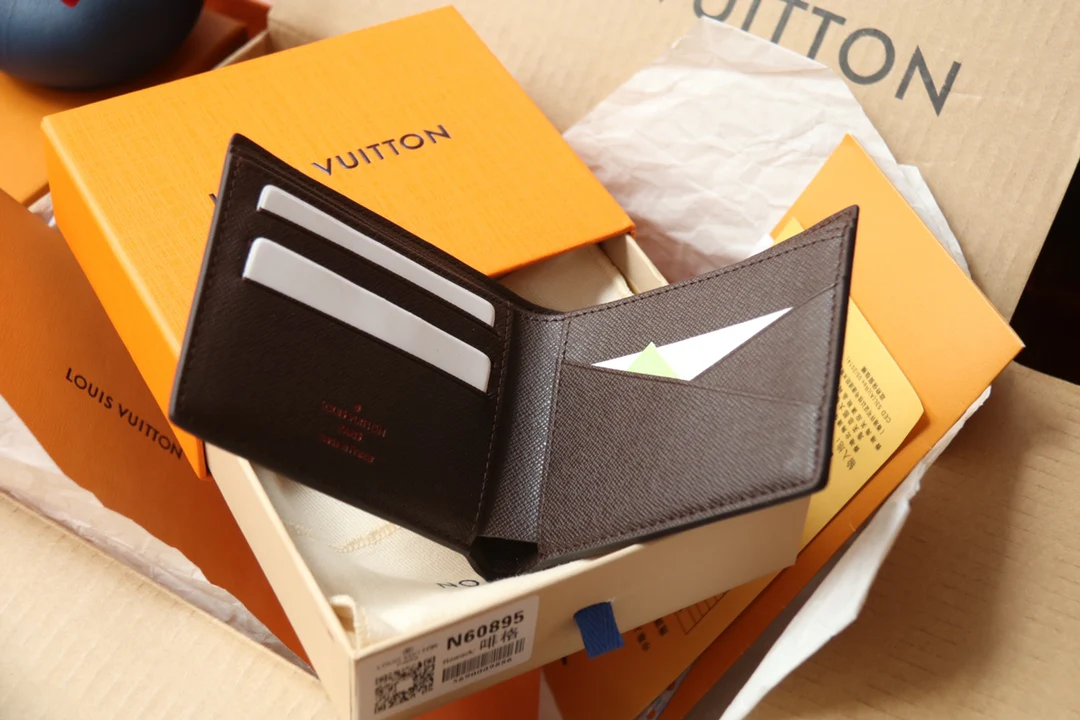 LV-m60895-несколько коротких бумажников с монограммой и клетчатым узором