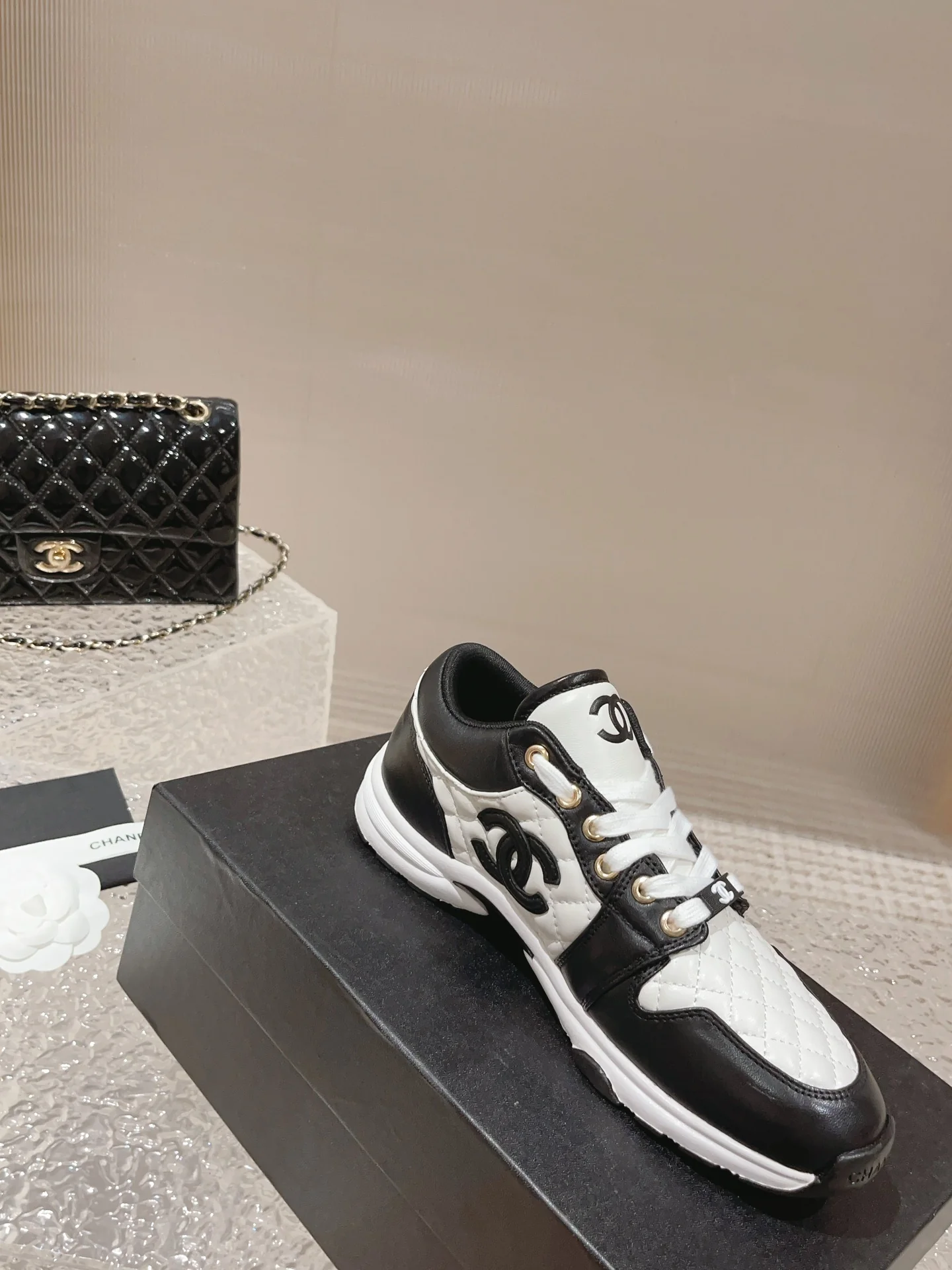 Низкие повседневные кроссовки Chanel - черные с ромбовидным узором