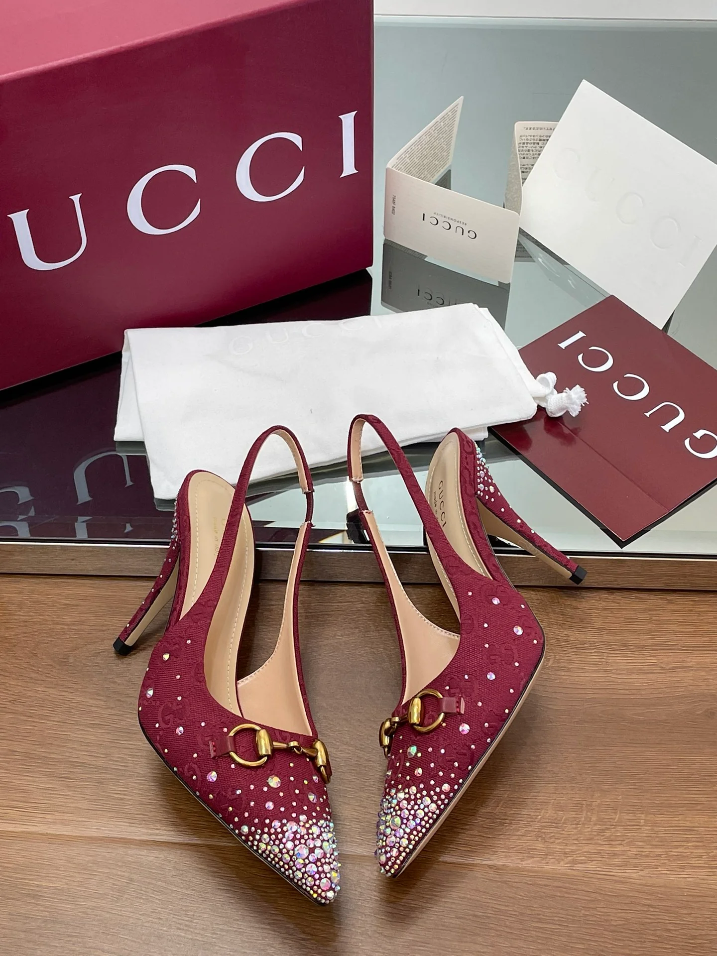 Сандалии Gucci 2025 с острым носком - красные