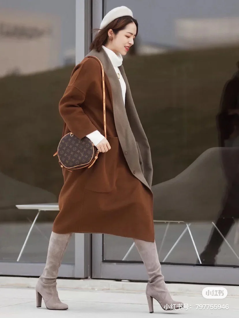 m52294-LV-boite-chapeau-souple мягкая круглая сумка - фото в использовании