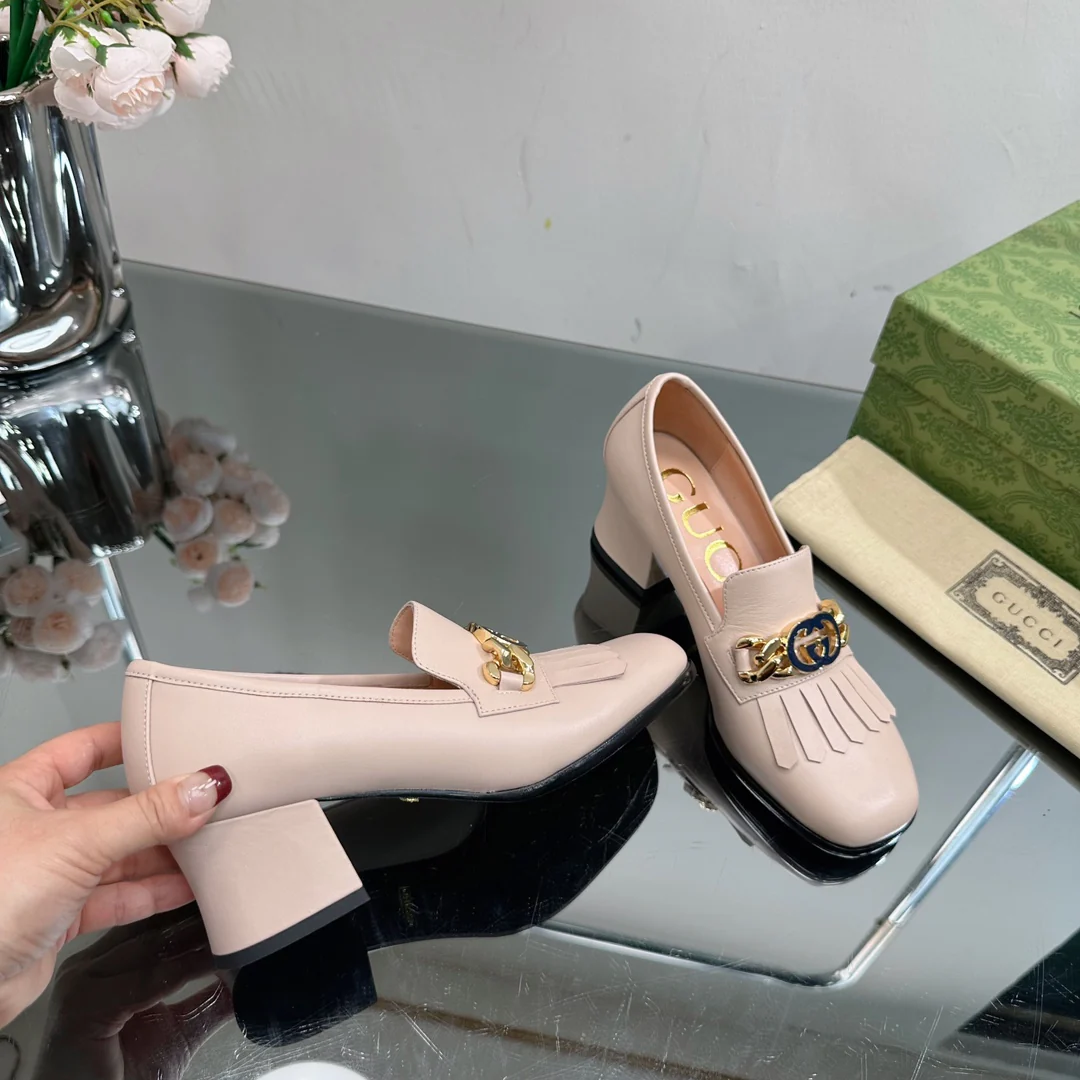 Новинка сезона осень/зима 2023 от Gucci - Лоферы на высоком каблуке из кожи - Розовые