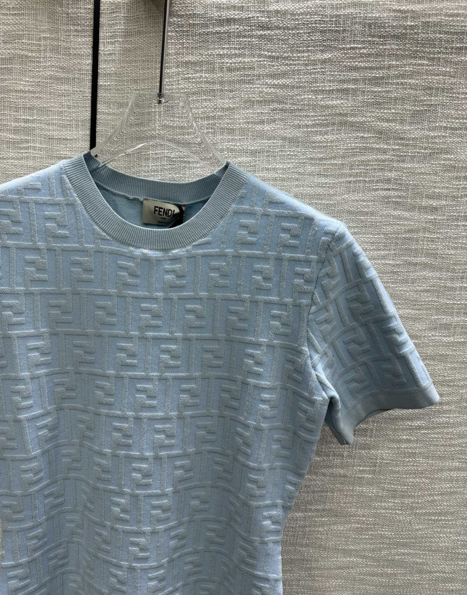 Футболка Fendi-2403 с объемной буквой F, трикотажная, с коротким рукавом, синяя.