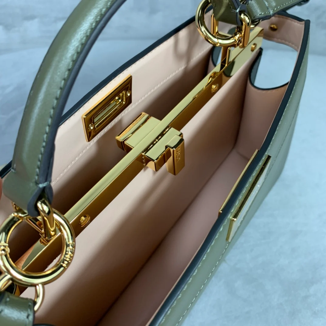 Маленькая зеленая кожаная сумка Fendi Peekaboo i-seey