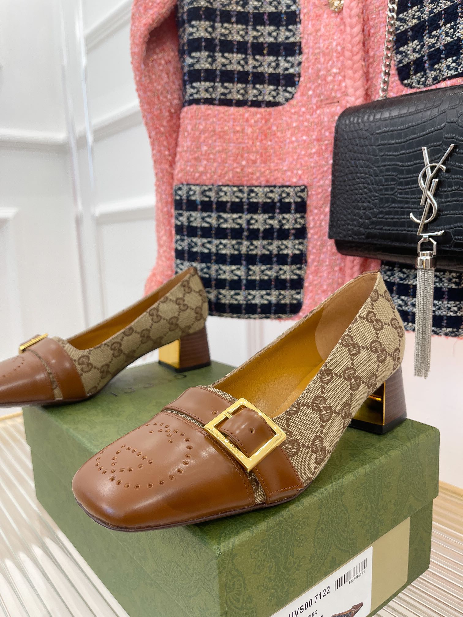 Новинка начала осени 2022 года от Gucci — туфли на массивном каблуке.