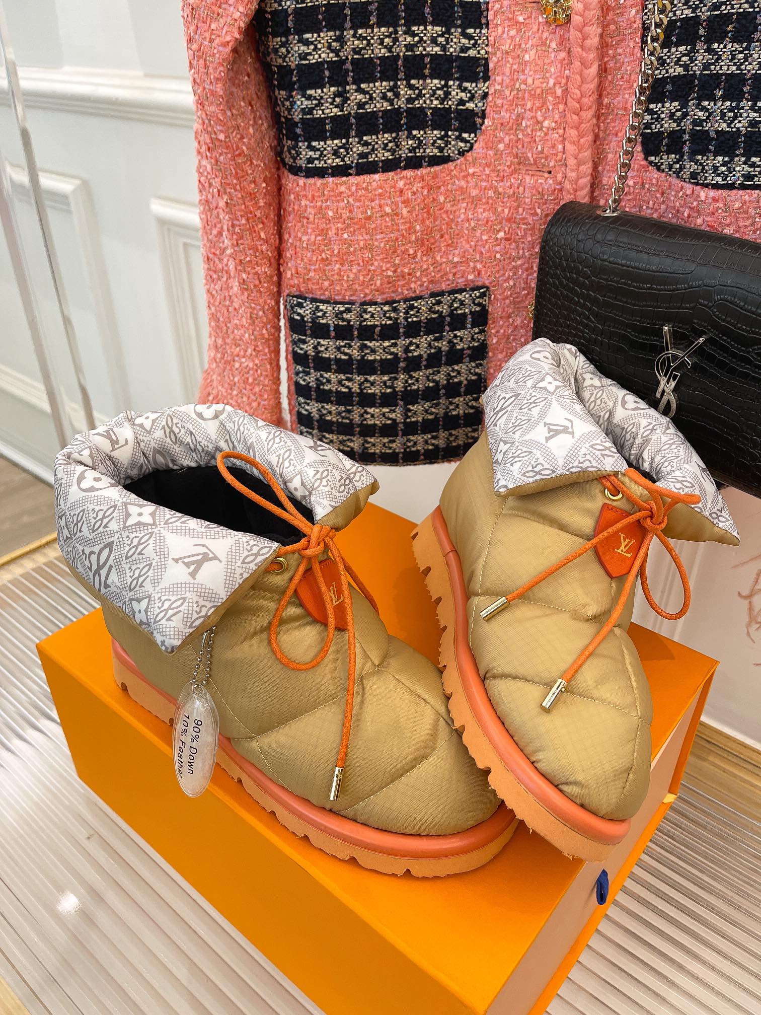 Снежные сапоги LV — абрикосовый цвет