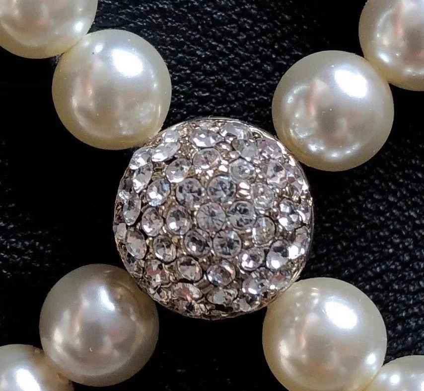 Сумка-ведро Chanel с жемчужным декором на завязках