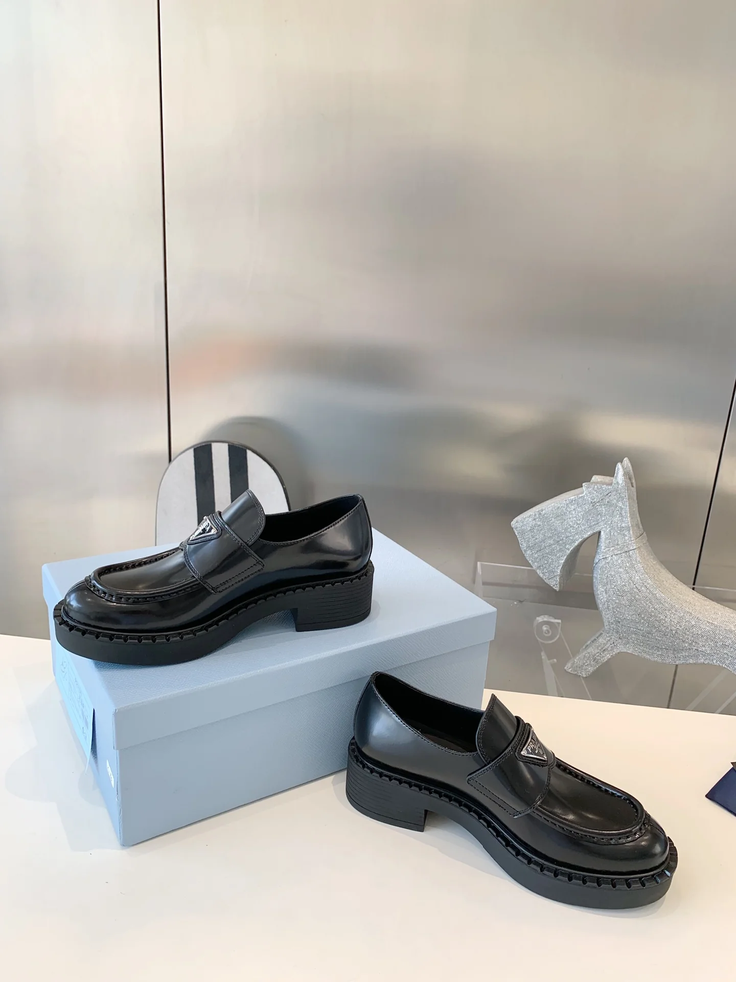 Лоферы Prada Gear - черные