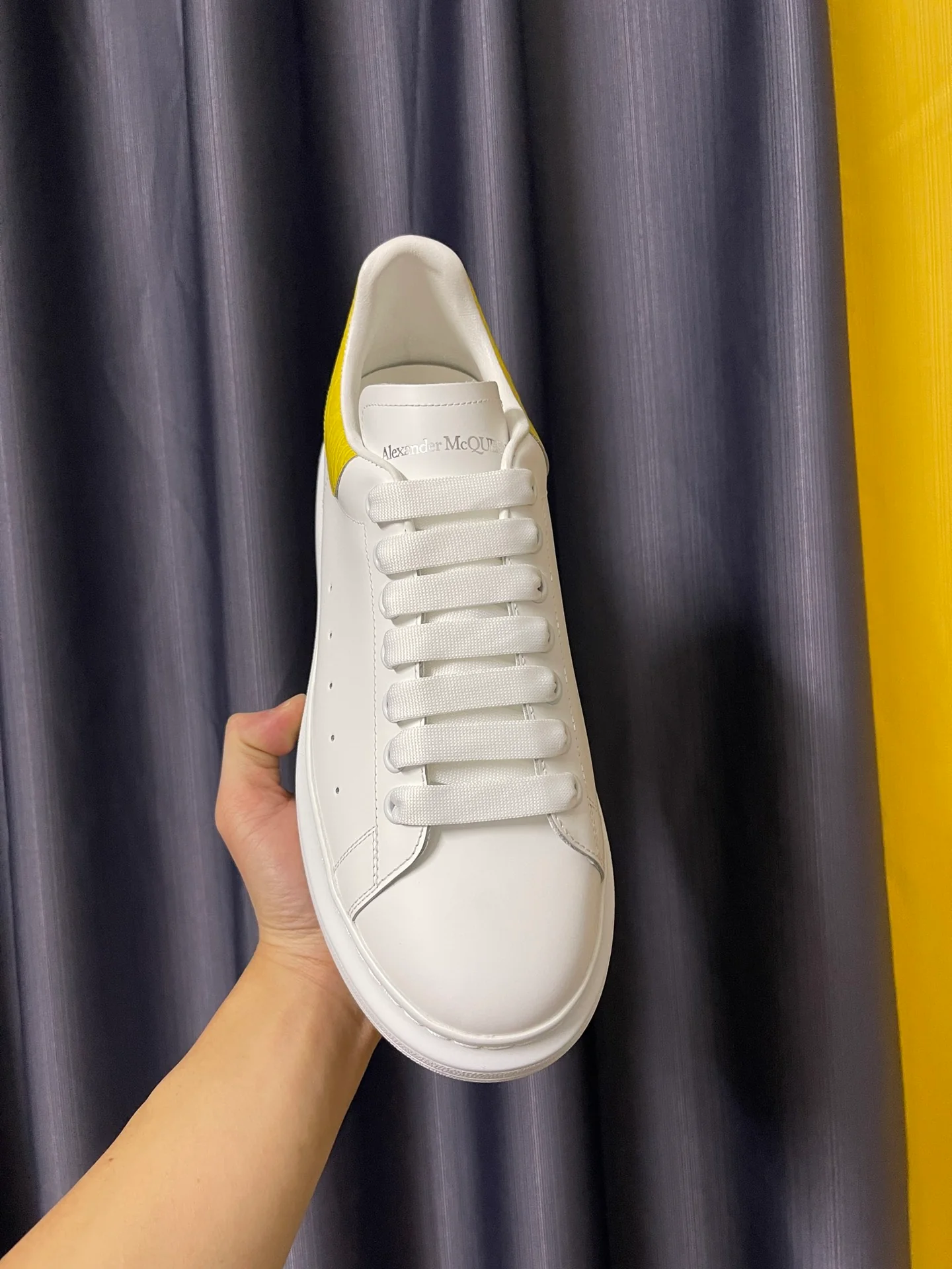 Классические белые кроссовки McQueen - унисекс - каблук из желтой крокодиловой кожи - Премиум-издание