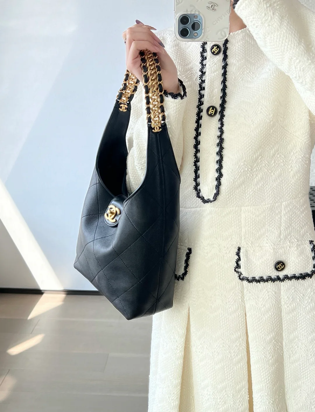 Маленькая черная сумка-хобо Chanel Hobo Hobby Bag - 25 пенсов.