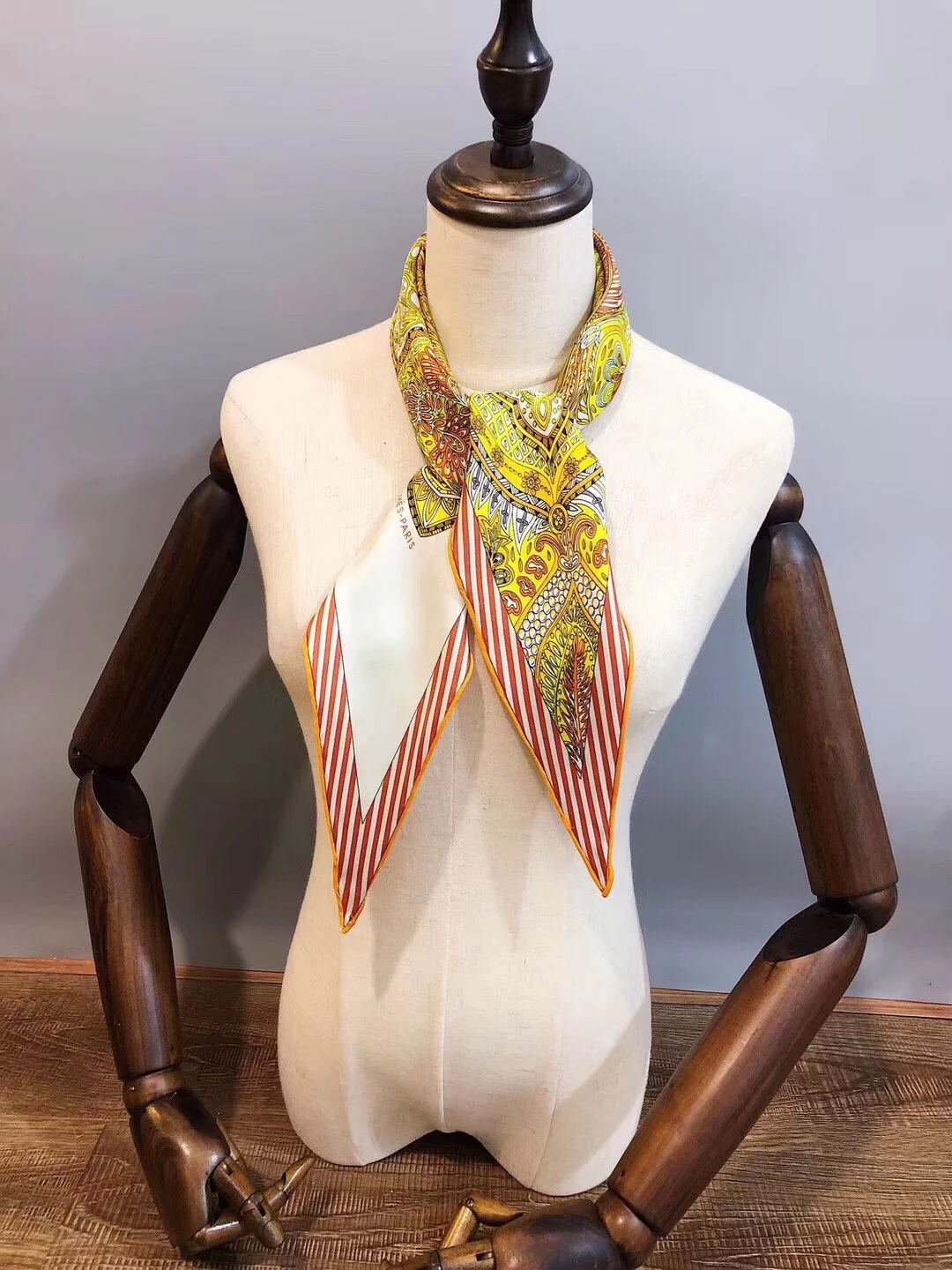 Hermes - Новейший шарф Garden Diamond - 100% - Твиловый шелк - 43-115 см