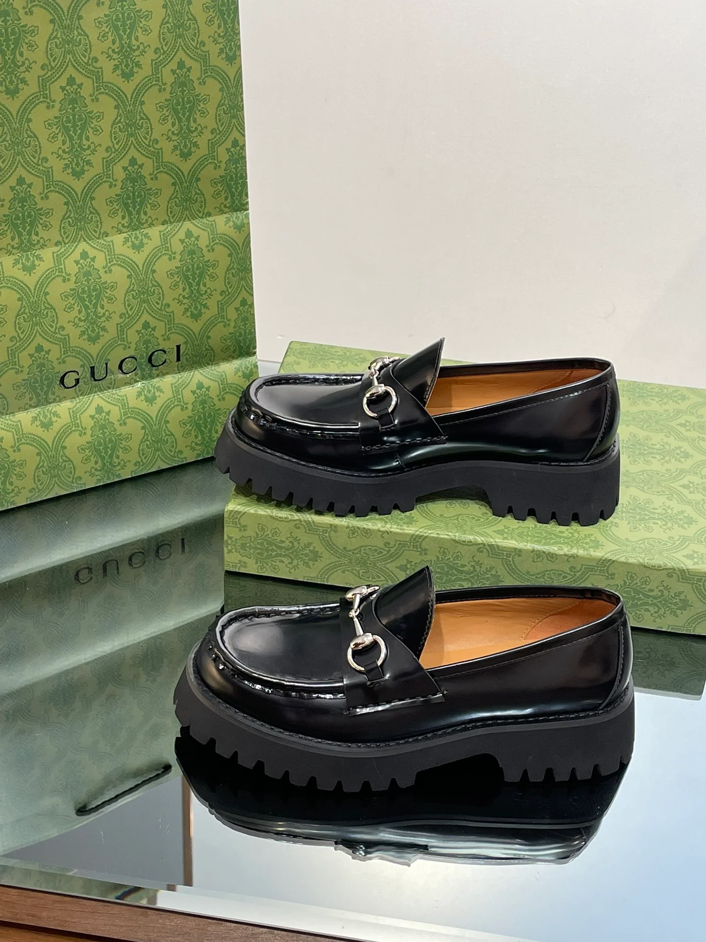 Лоферы Gucci 2024 на платформе с серебряной пряжкой и пряжкой в ??виде конской уздечки - черные