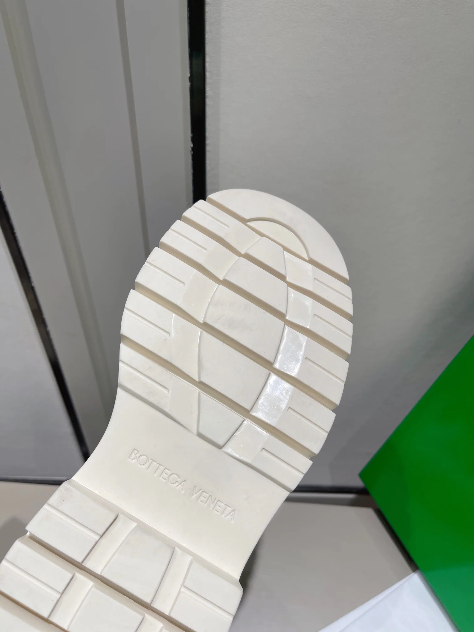 BV - Ботинки на белой подошве на платформе до середины икры