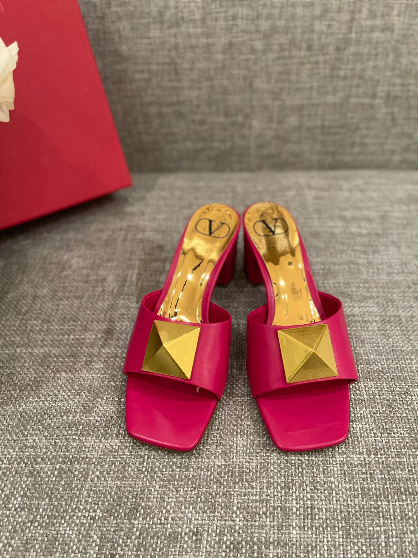 Босоножки Valentino на массивном каблуке - розовые