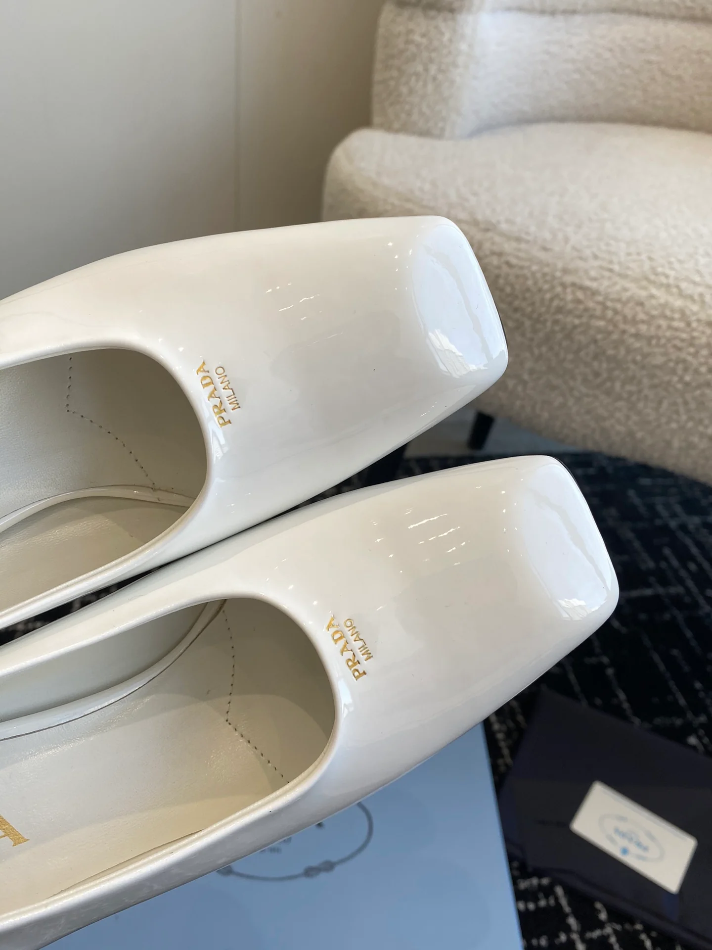 Балетки Prada 2024 на массивном каблуке с квадратным носком - белые