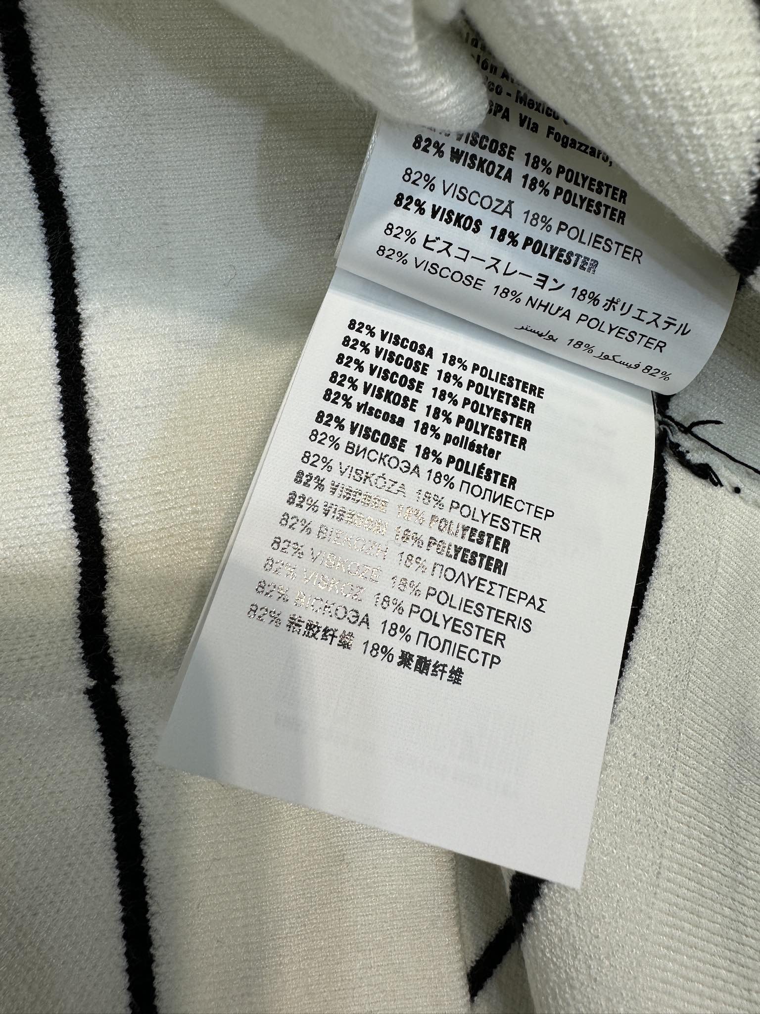 Miu Miu 2404 Трикотажный топ с короткими рукавами и воротником-поло в полоску, выполненный в технике колор-блокинга - белый