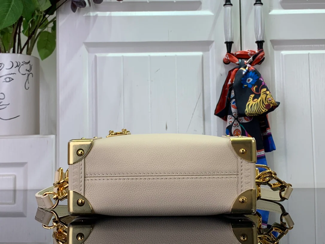 m83080-LV-side-trunk-pm chain bag-white