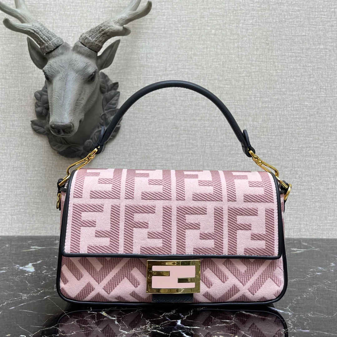 Средняя по размеру сумка-багет Fendi Baguette, розовая, с вышивкой - 1 шт.