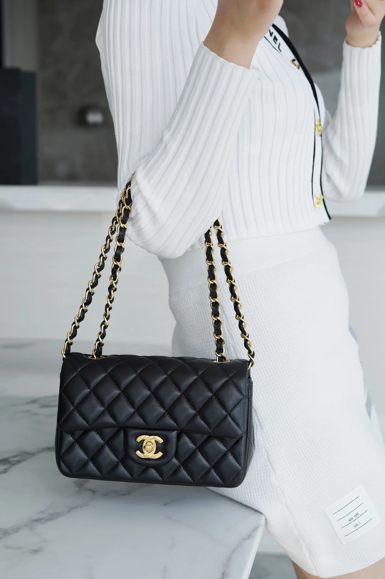 Мини-сумка Chanel CF 20 см из черной овечьей кожи с золотой пряжкой CF20