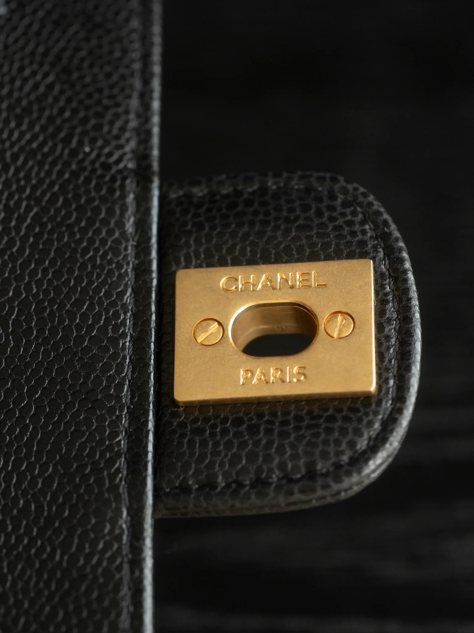 Мини-сумочка Chanel с клапаном и ручкой - черная