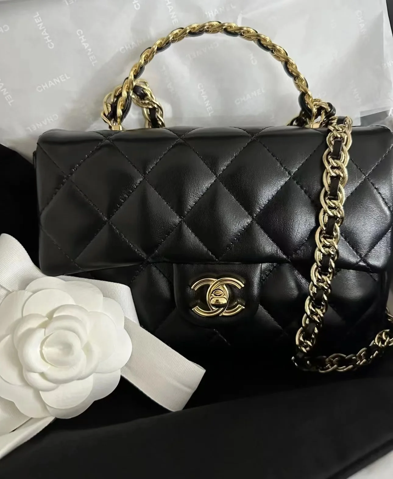 Ручка сумки Chanel 23a CF со стразами - черная