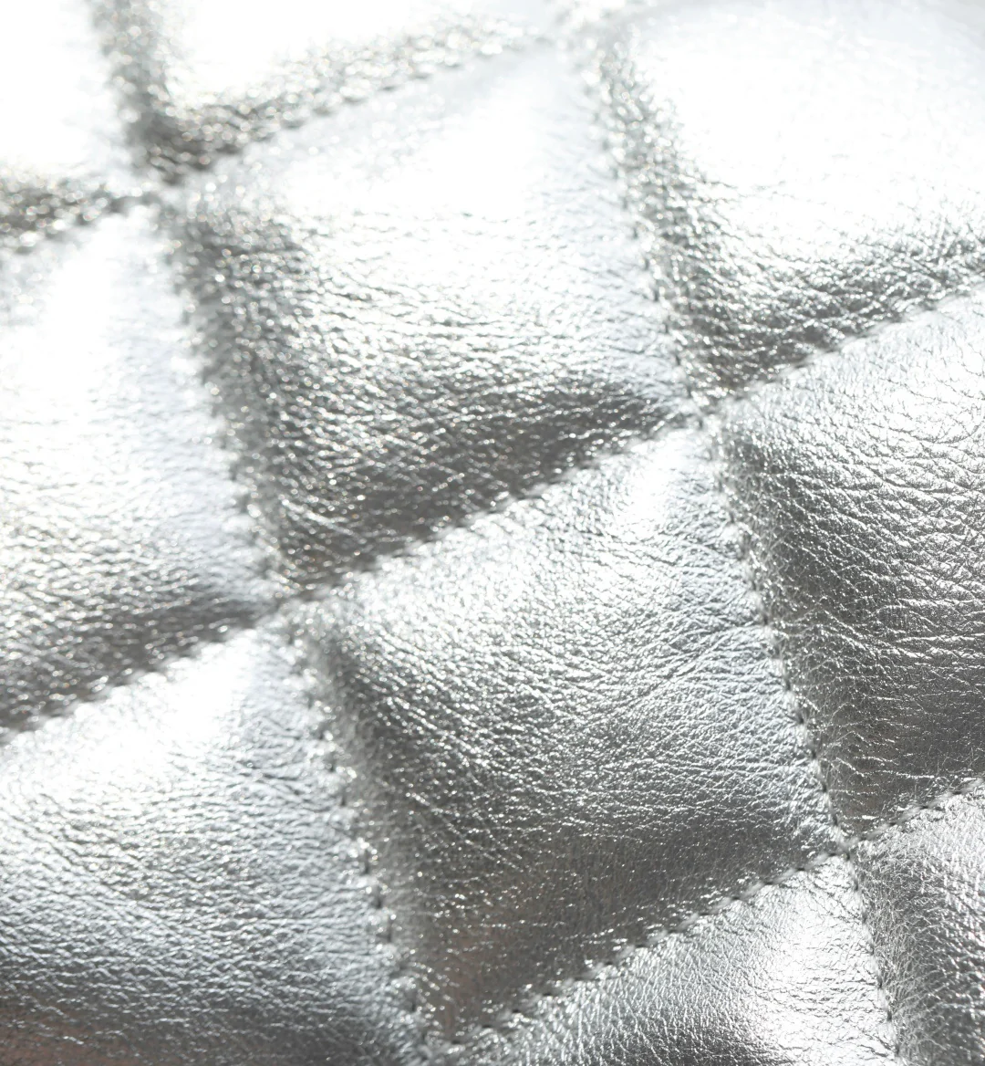 Сумка-пельмень Chanel с серебряной цепочкой для монет