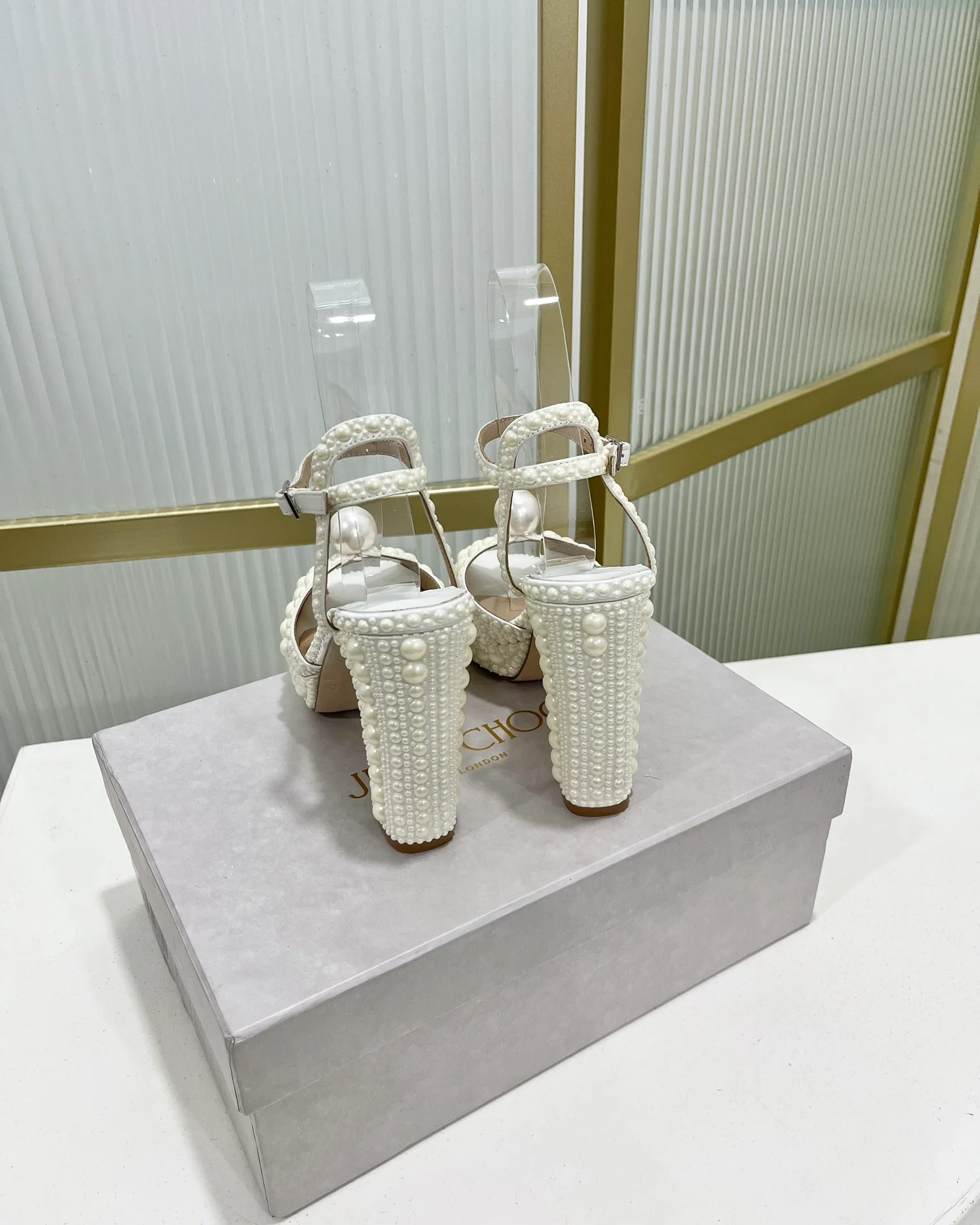 Сандалии на высоком массивном каблуке Jimmy Retro Pearl Series - белые.