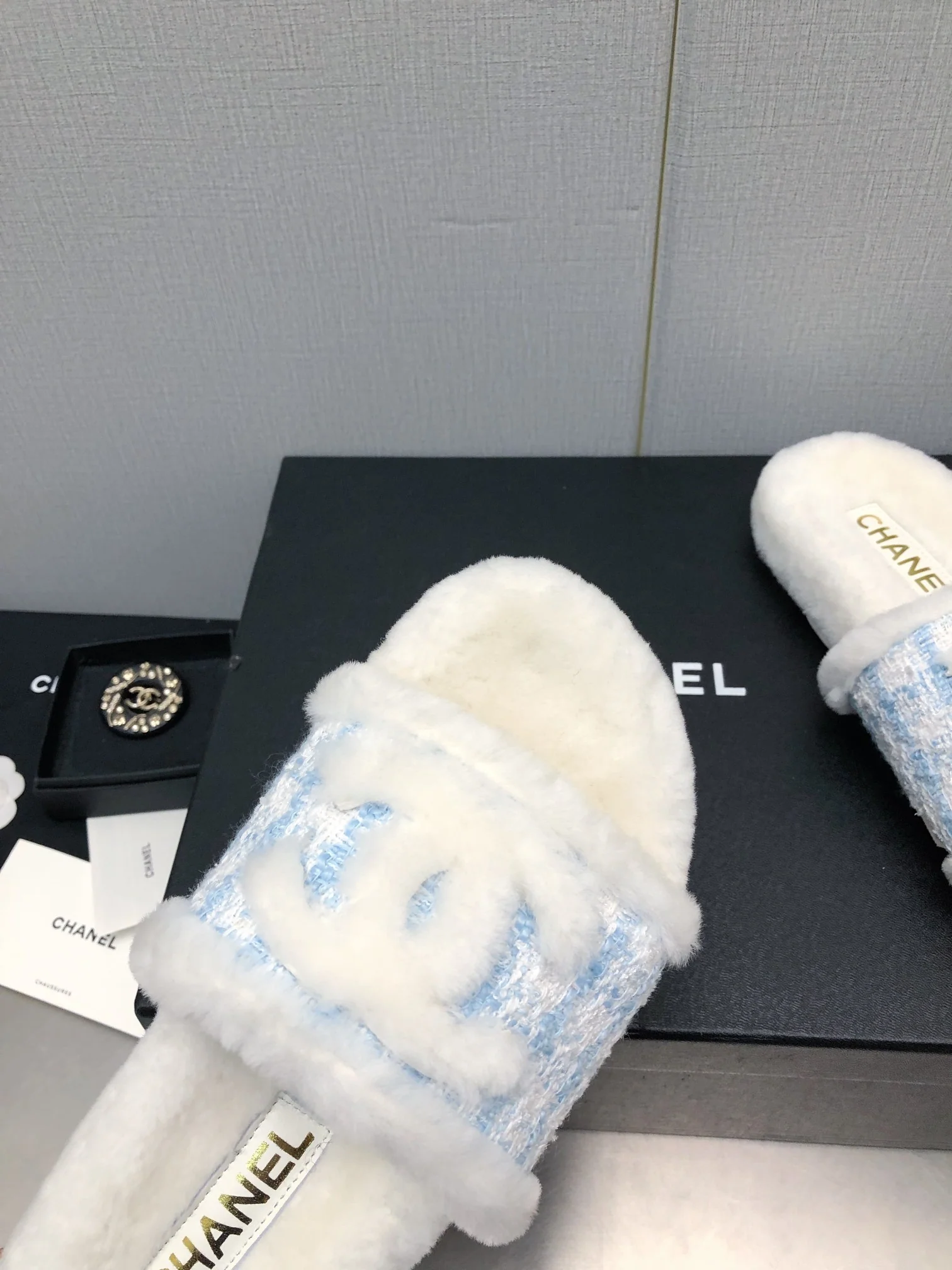 Новинка сезона осень/зима 2023 от Chanel - шерстяные клетчатые тапочки - синие.