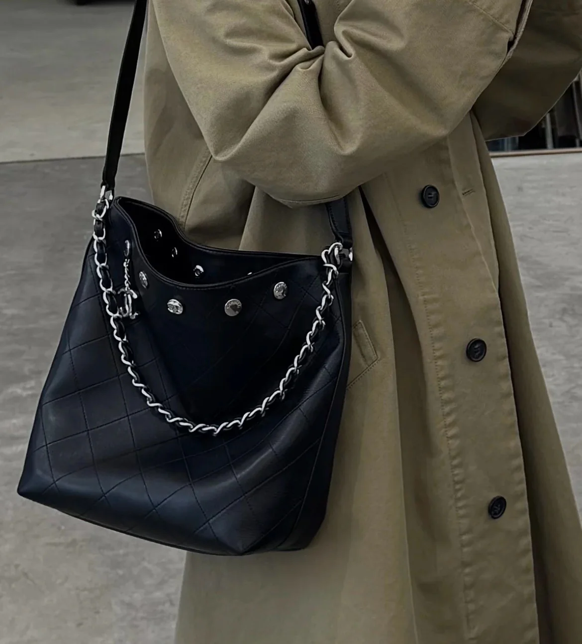 Сумка Chanel в стиле хиппи с золотой монетой 25 пенсов — черно-серебряная.