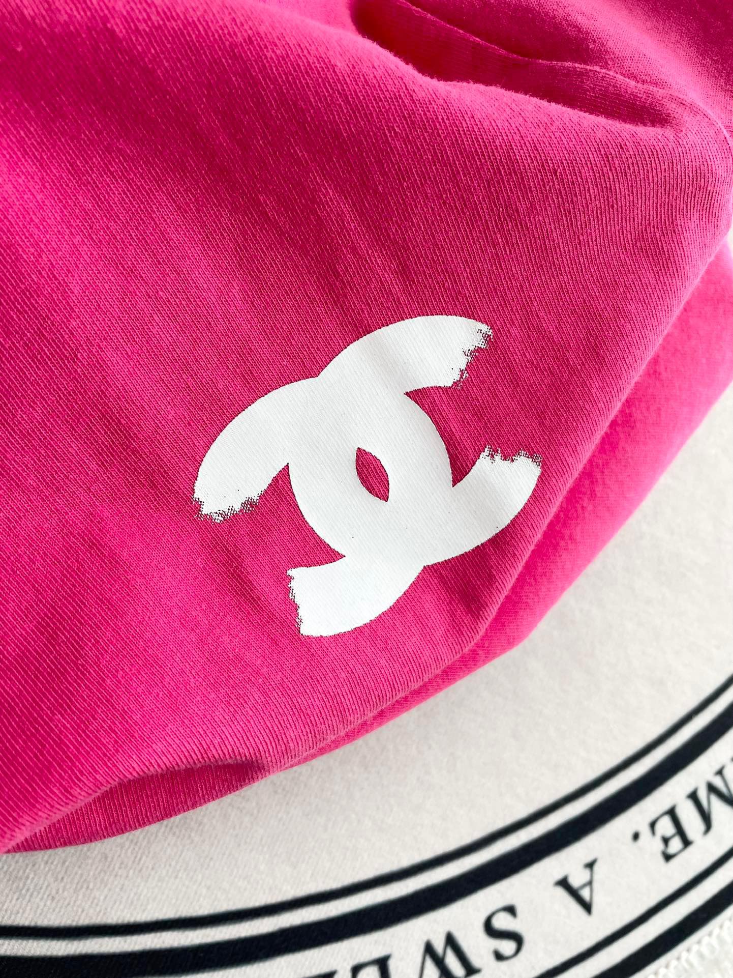 Футболка Chanel 2403 из хлопка с коротким рукавом, окрашенная в технике тай-дай, с эффектом потертости, розовая.