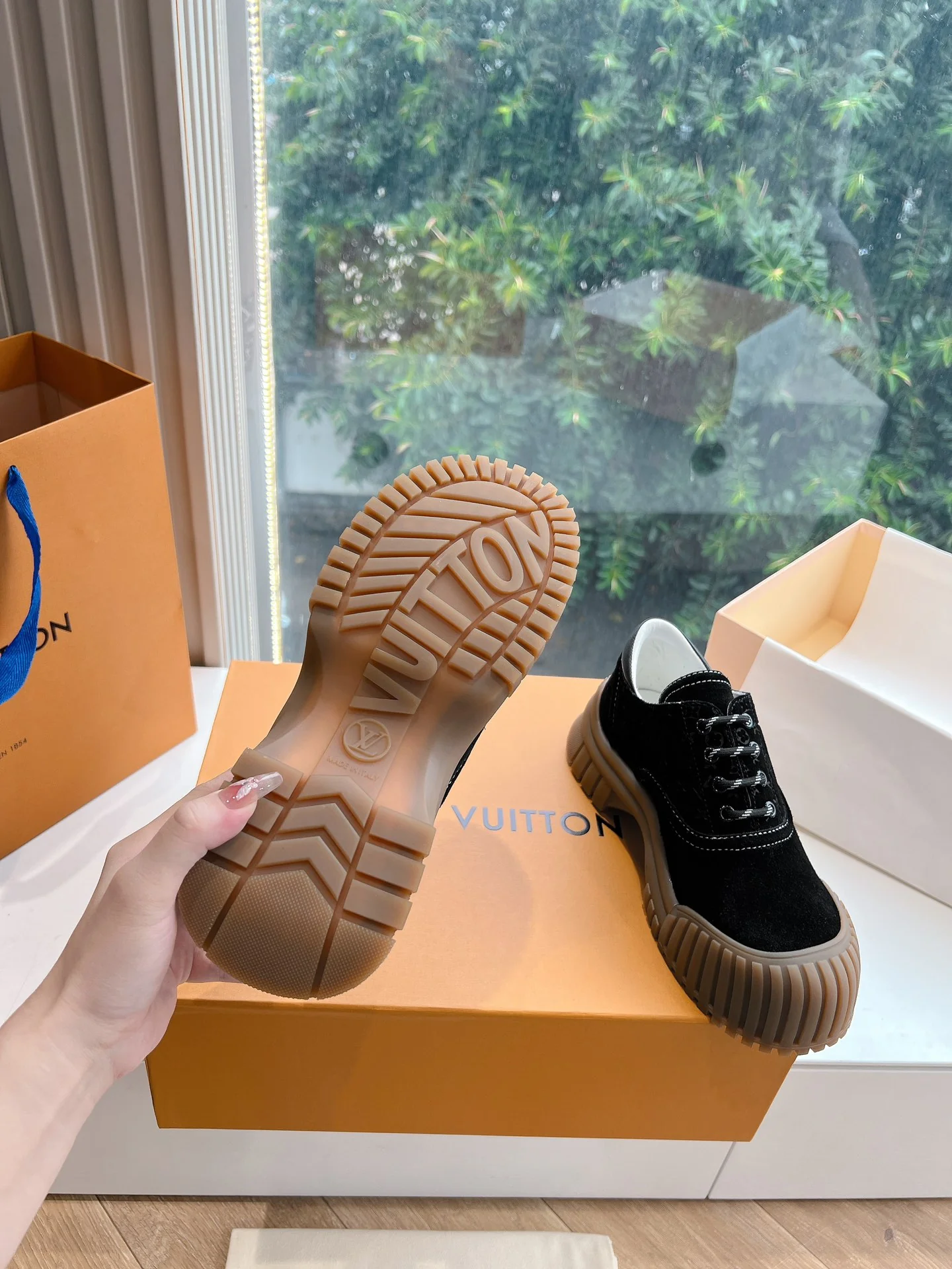 LV-2024 - Повседневная обувь - Черная