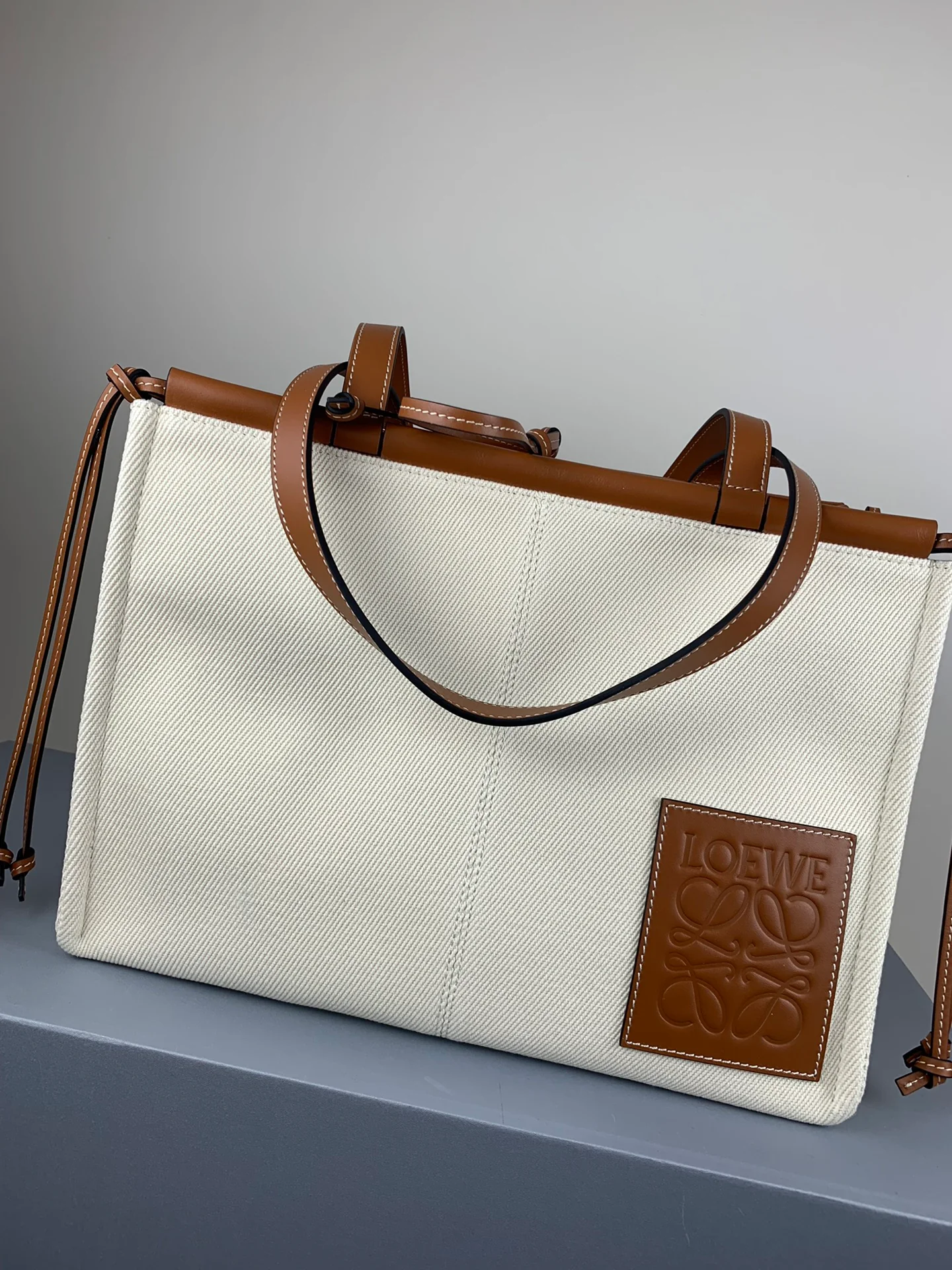 Сумка-тоут Loewe с подушкой, белая, коричневая кожа