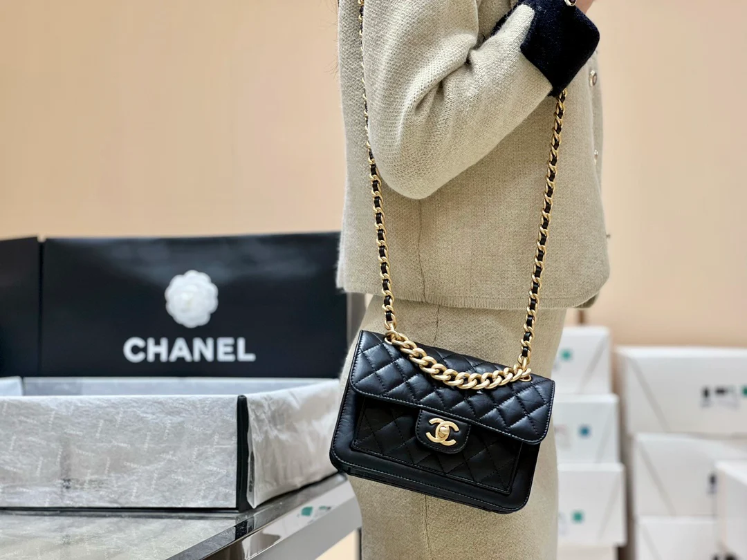 Новинка сезона весна/лето 2023 от Chanel - кожаная сумка Tofu Reissue - фотографии в действии.