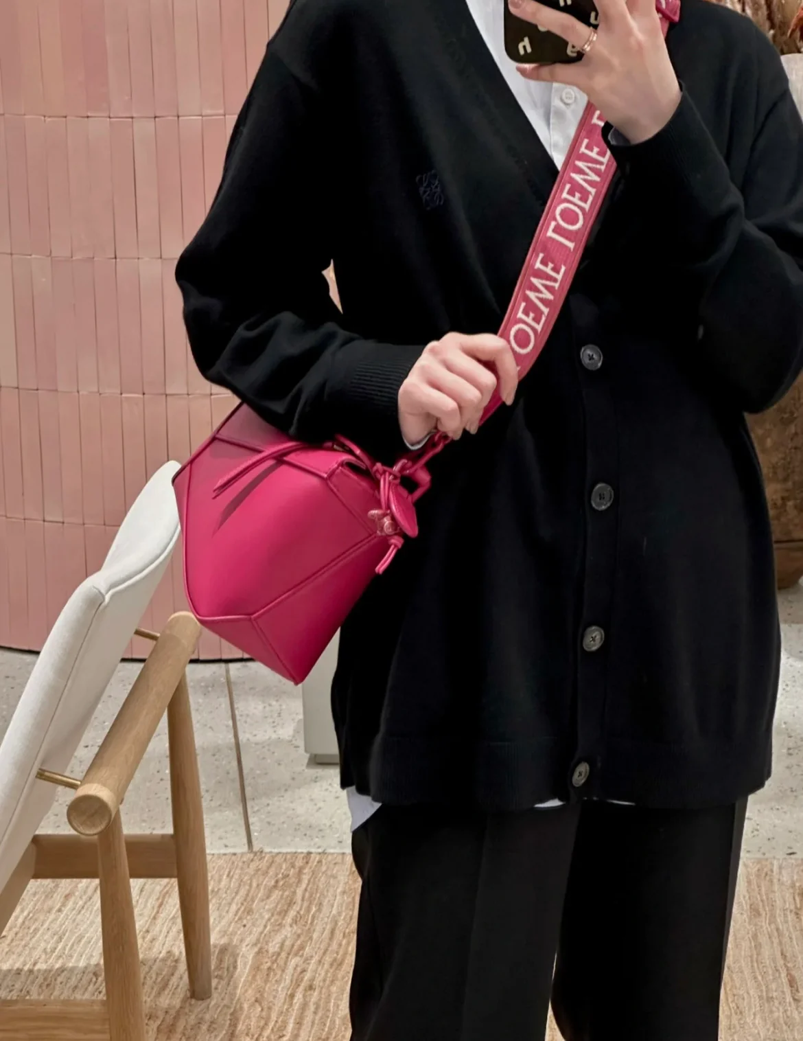 Сумка Loewe Puzzle Geometric с плечевым ремнем в виде буквы — розовая.