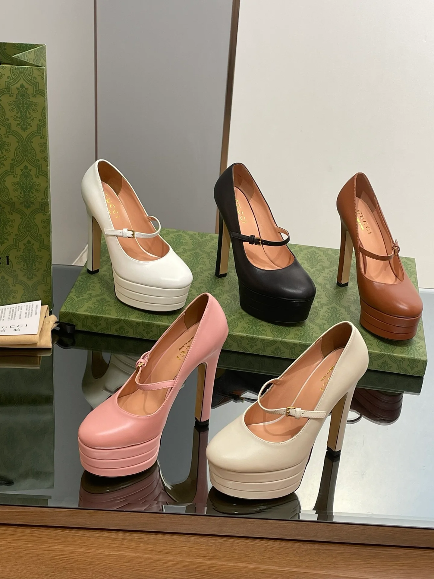 Новинка сезона осень/зима 2023 от Gucci — туфли на платформе ?Мэри Джейн? — черные.