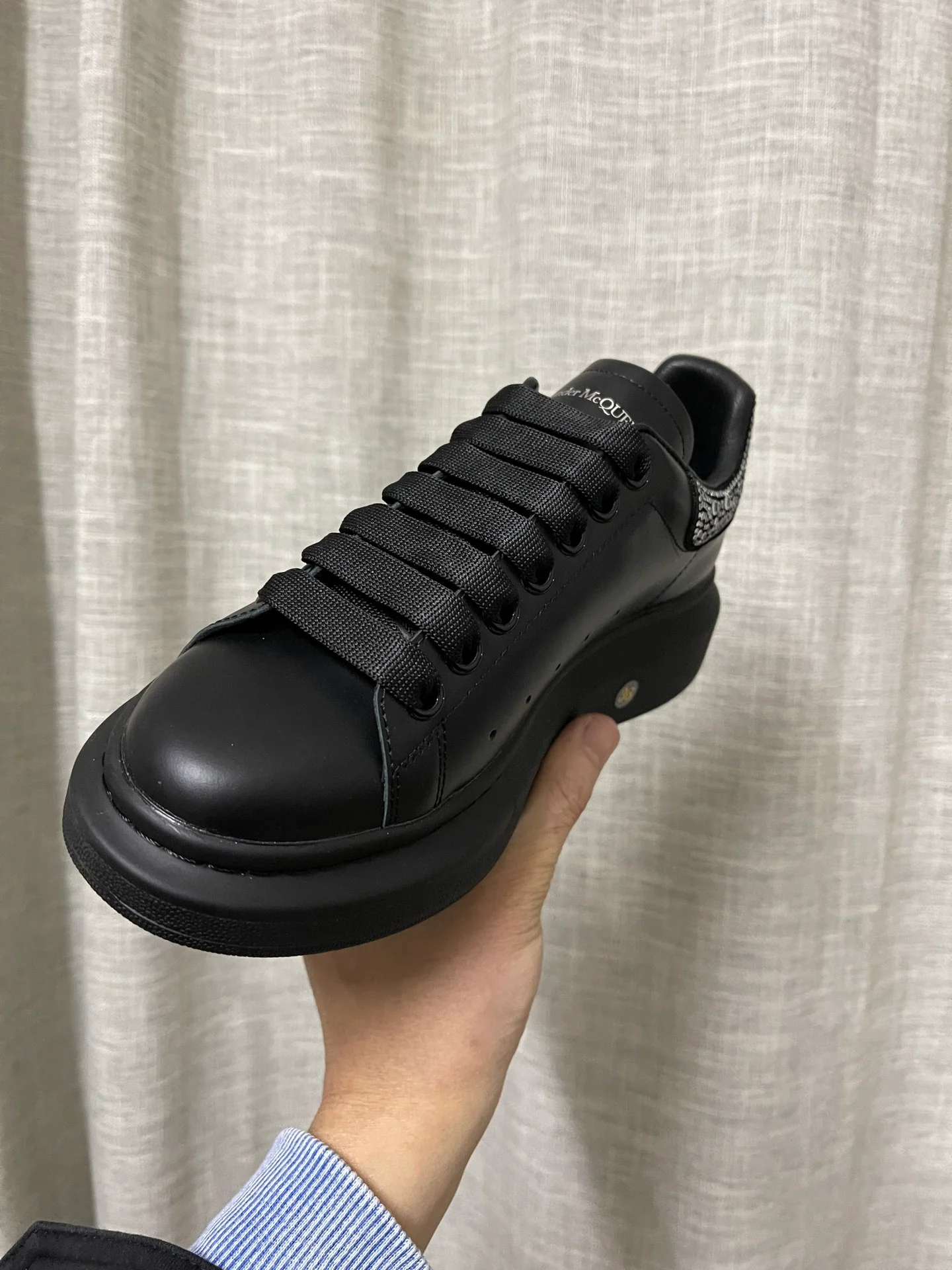 Классические белые кроссовки McQueen - унисекс - черные с белыми бриллиантами - премиум-издание