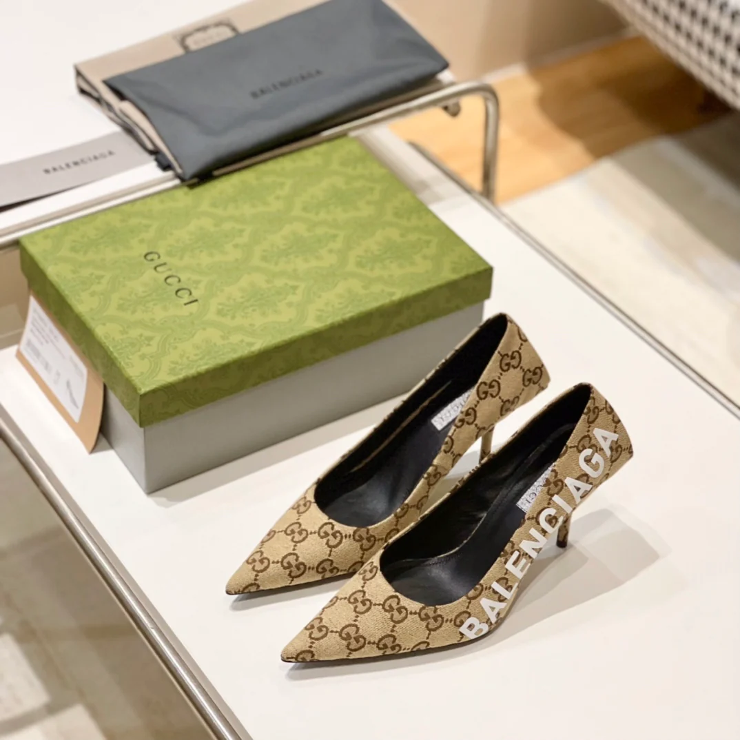 Туфли на высоком каблуке с острым носком от Gucci, весна 2022.