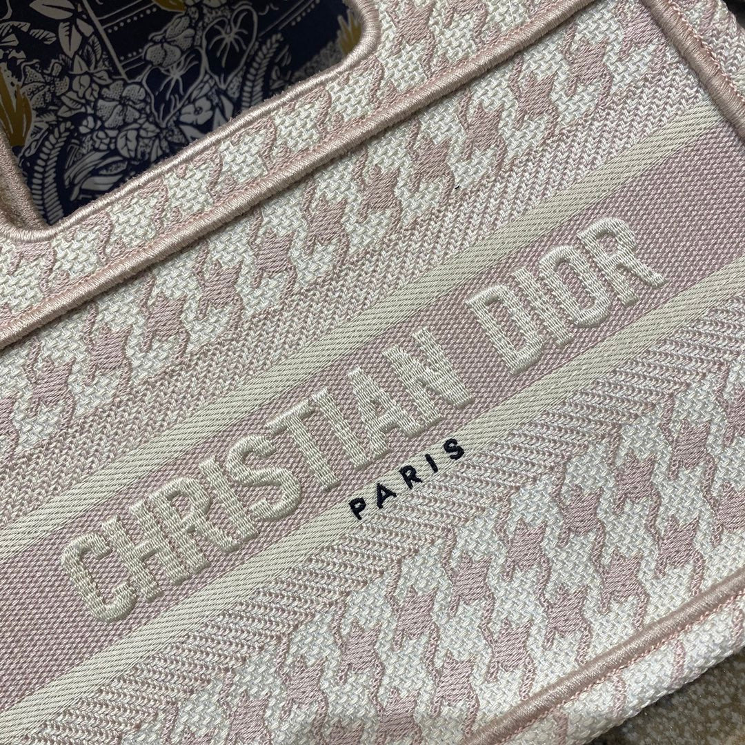 Мини-сумка Dior Book Tote 23 см, розовая, в клетку ?гусиная лапка?.