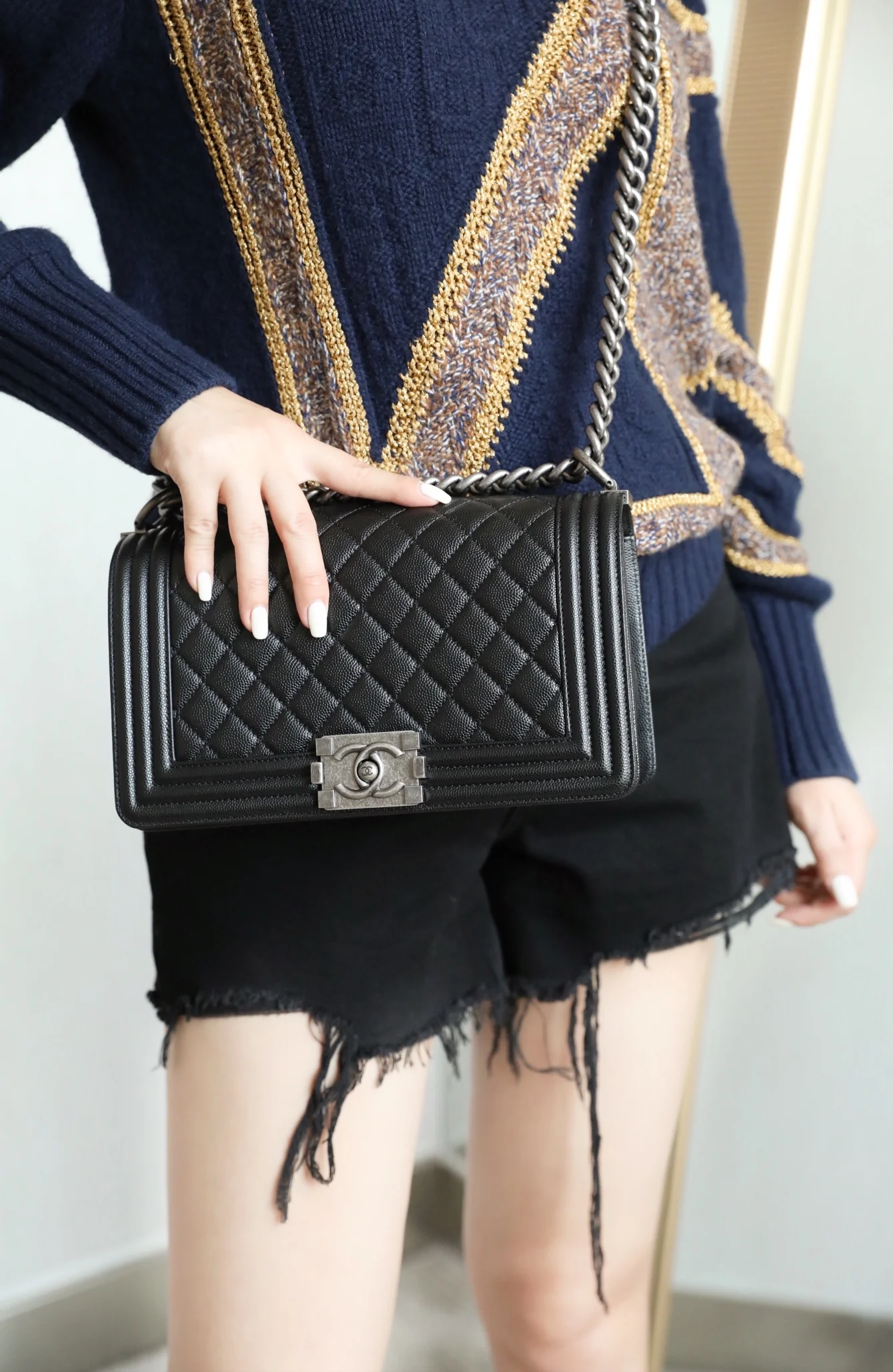 Chanel Le Boy, узор ?кристальные бриллианты?, маленький шариковый узор, средний размер, черный/серебристый