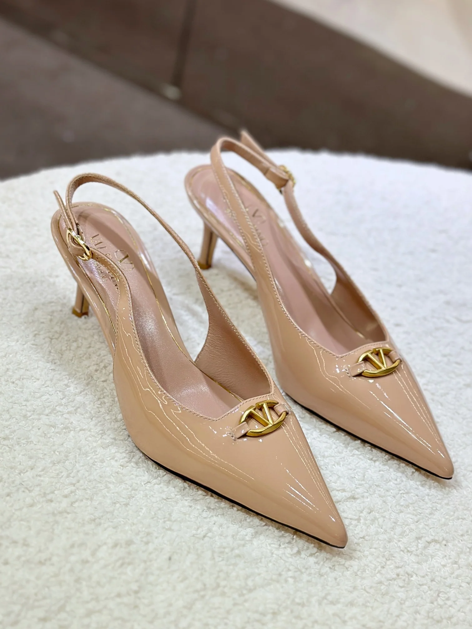 Босоножки на высоком каблуке Valentino 2024 с логотипом и пряжкой - абрикосовый цвет